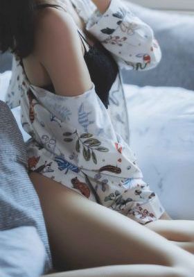 被迫沦为女同学的脚奴_4K免费高清观看
